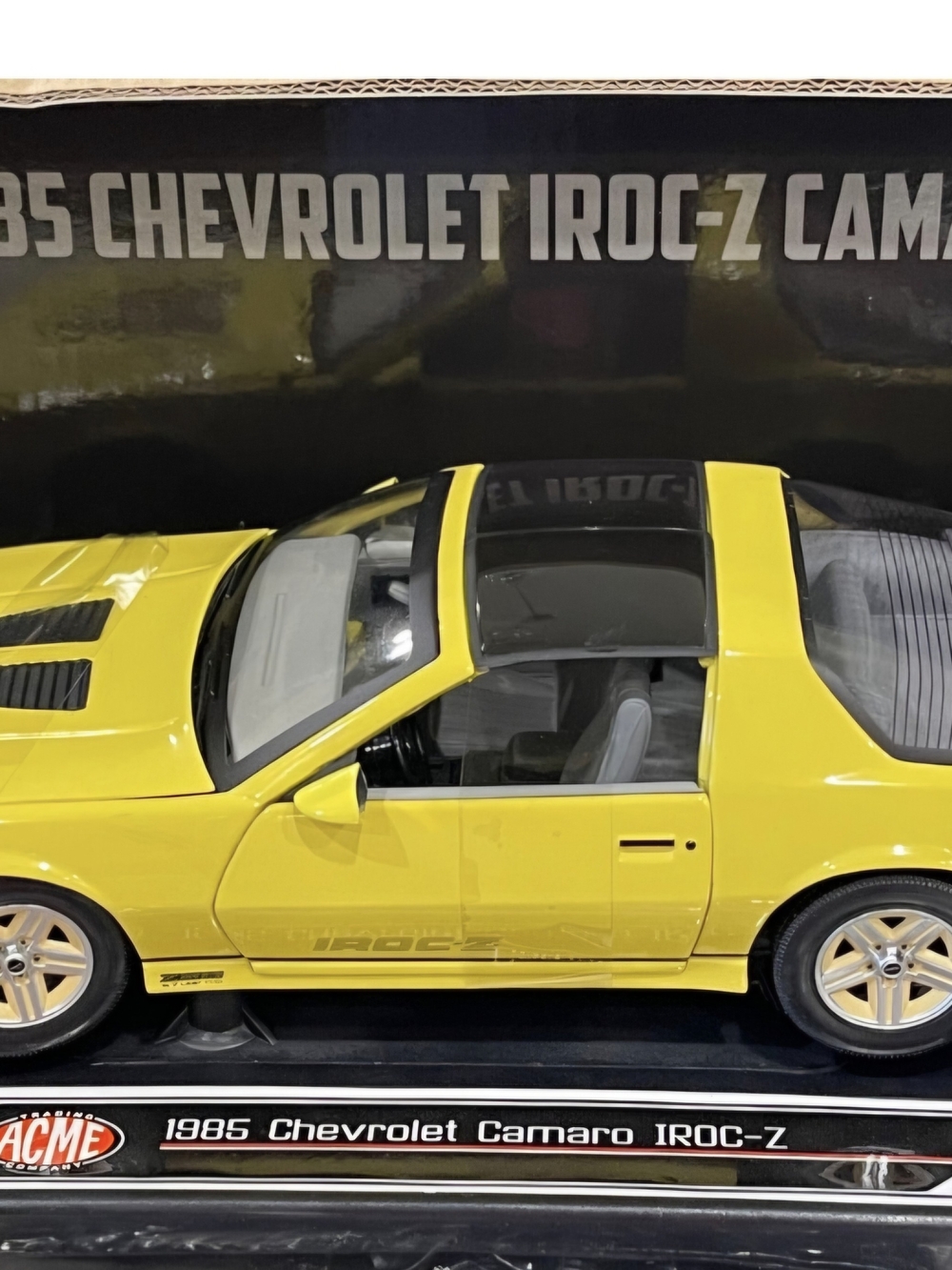 Sunstar 1:18 scale 1985 Iroc z Camaro Yellow. Never been out of box